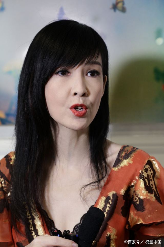 51岁周慧敏现身画廊,穿印花裙大气温柔曝老公情人节送卡片!